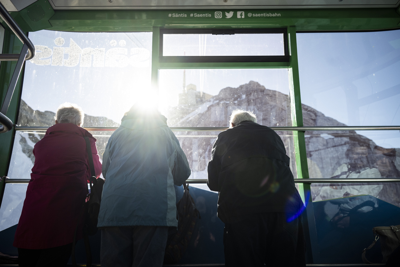 persone in cabina funivia saentis