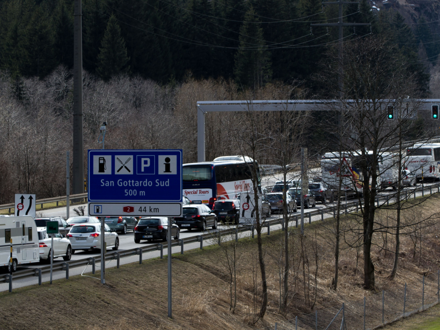 Gotthard tunnel see traffic logjam at end of Easter break Gotthard tunnel see traffic logjam at end of Easter break
