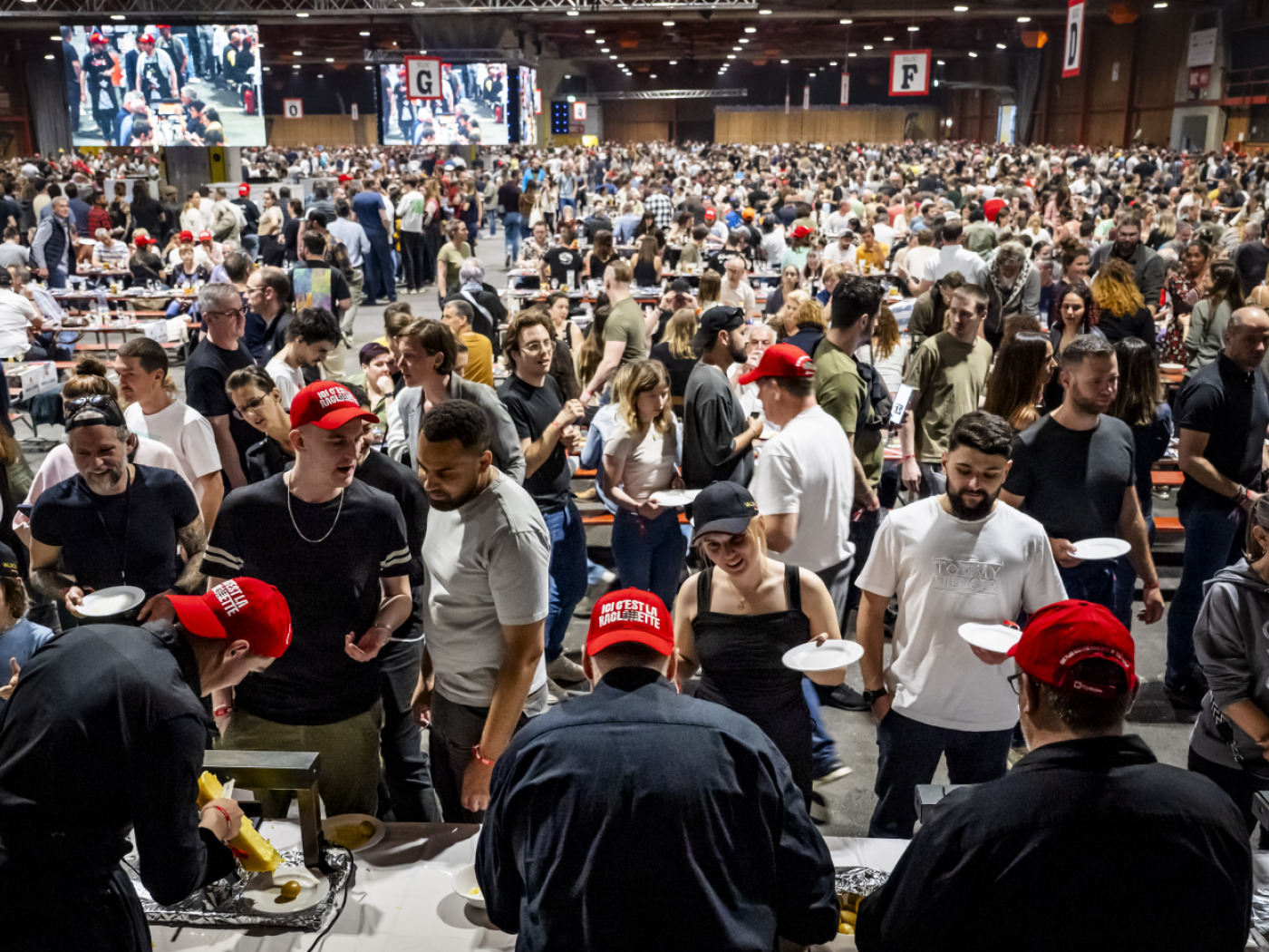 Valaisans break the world record for the largest raclette