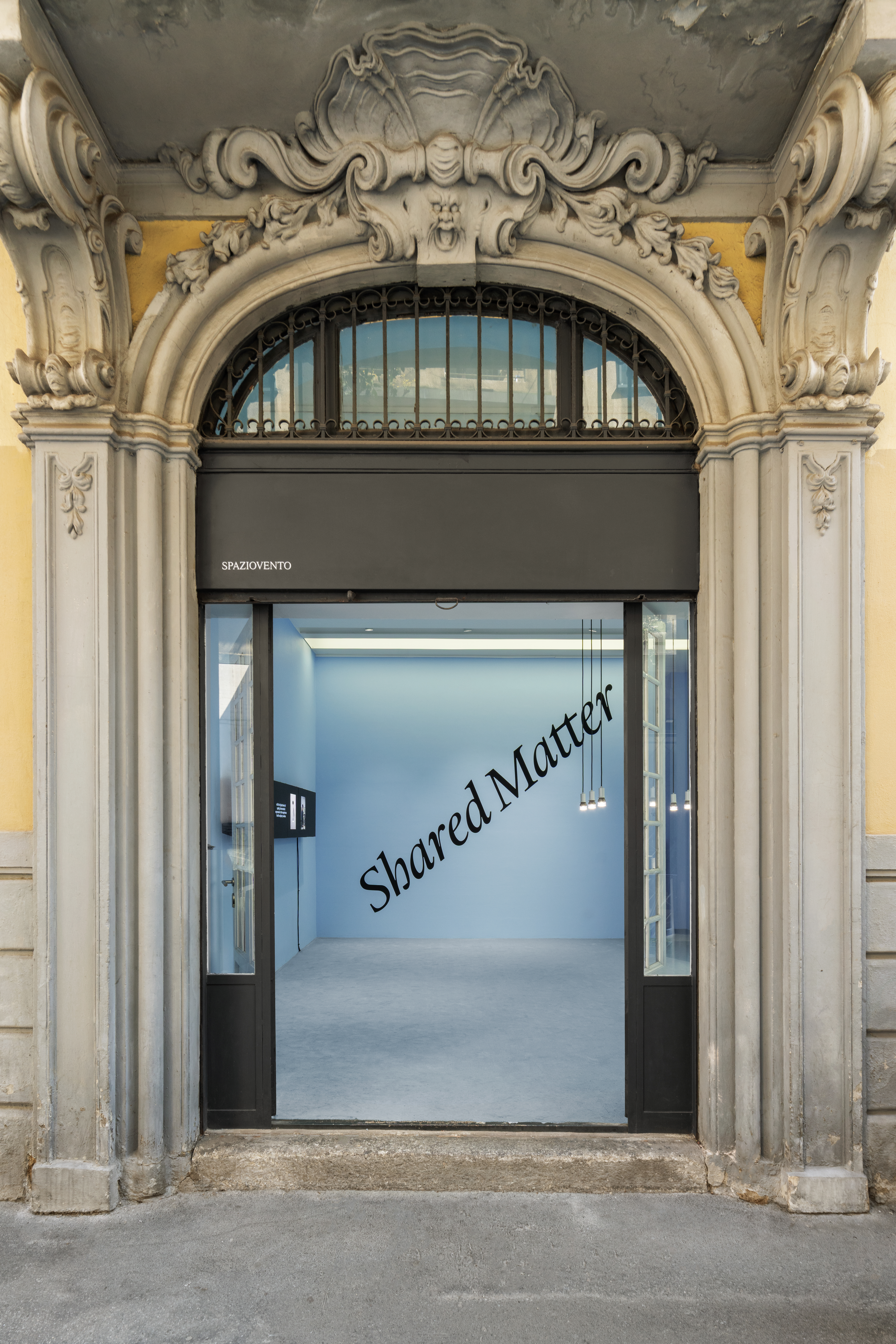 L'entrata dell'esposizione svizzera in via Pinamonte da Vimercate, nel quartiere di Brera.