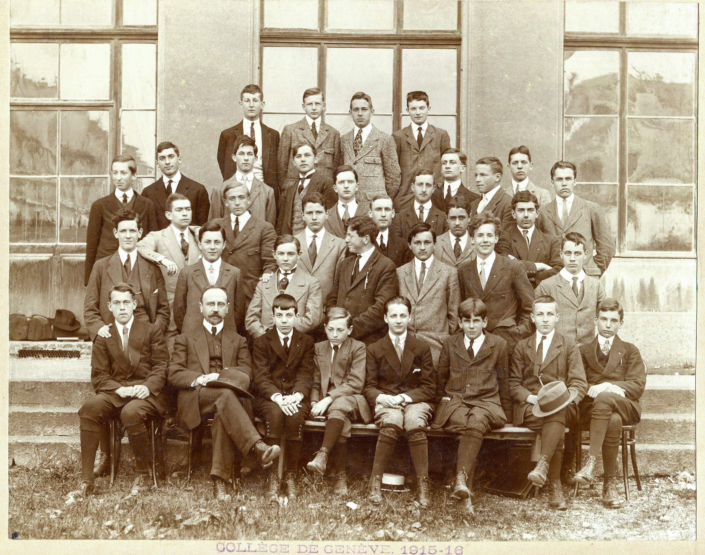 Jorge Luis Borges en el Collège de Genève 1915 (Borges es el tercero de izquierda a derecha en la fila inferior).