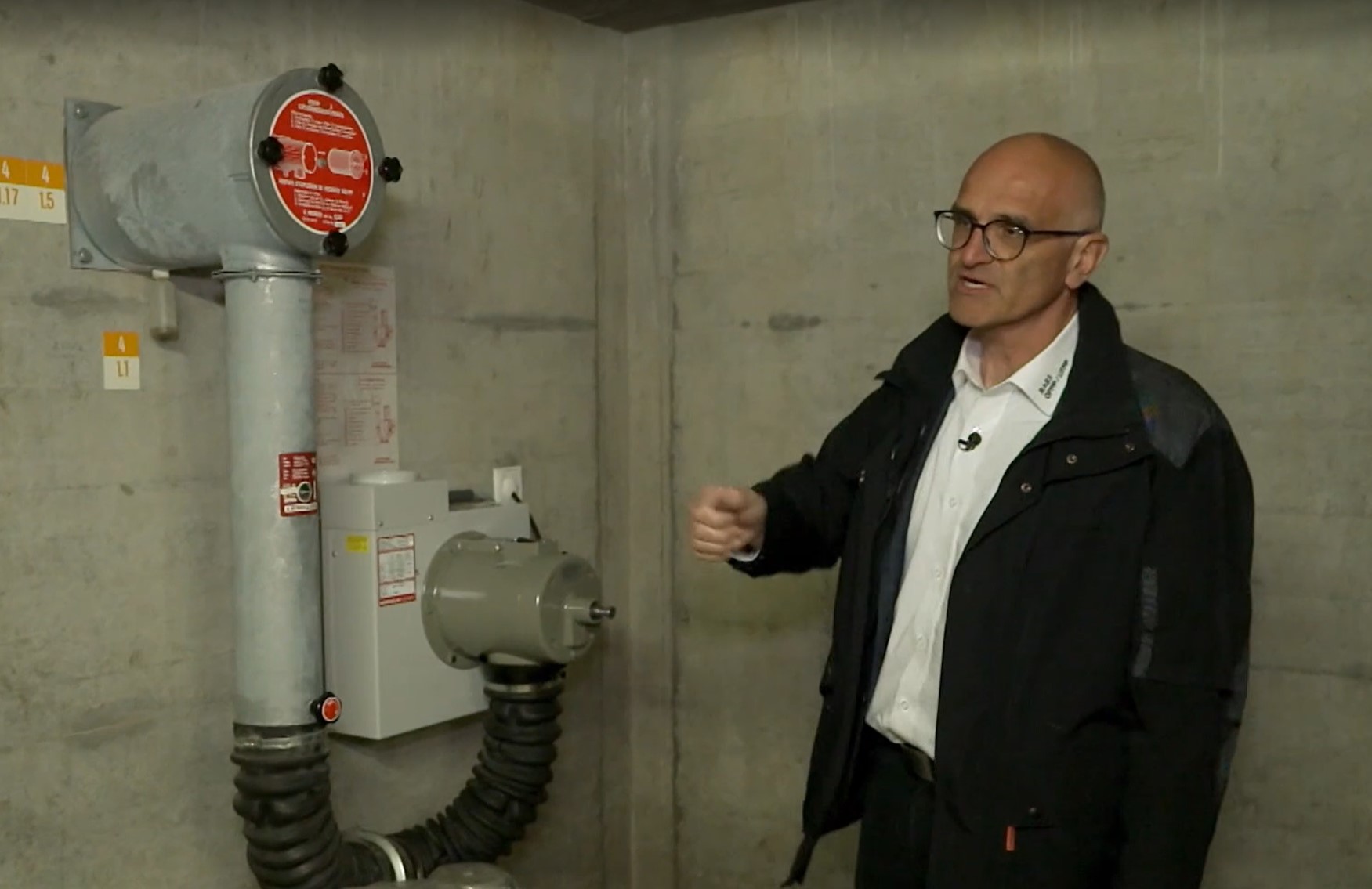 フィルターシステムの横に立つ男性