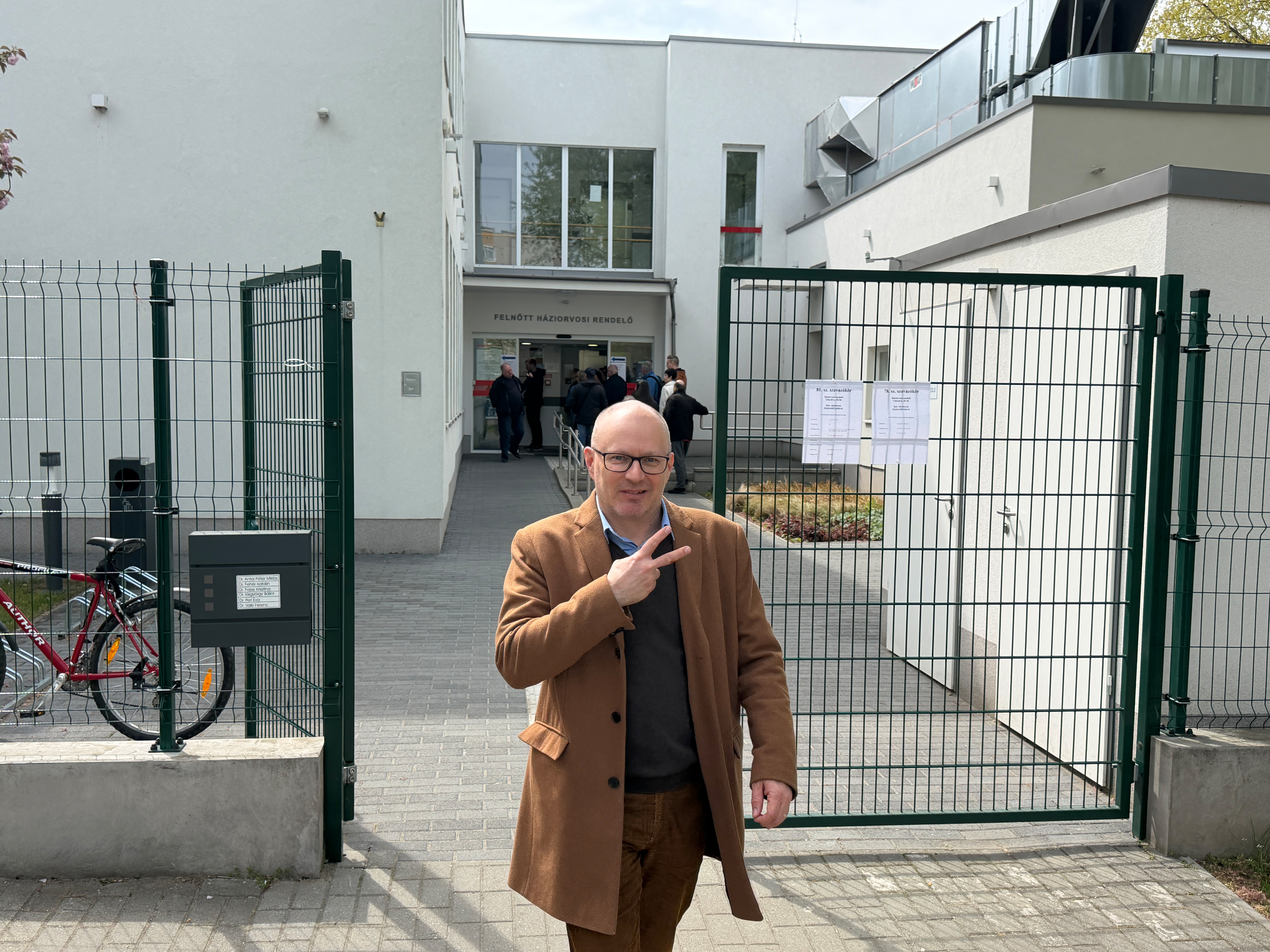 His fingers form the victory sign: Zoltán Tamassy leaves the polling station.