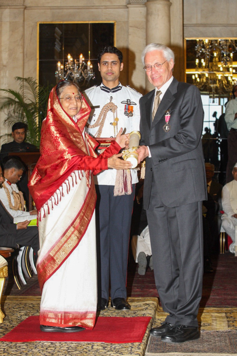 Pratibha Devisingh Patil überreicht Eberhard Fischer den Padma-Shri-Preis