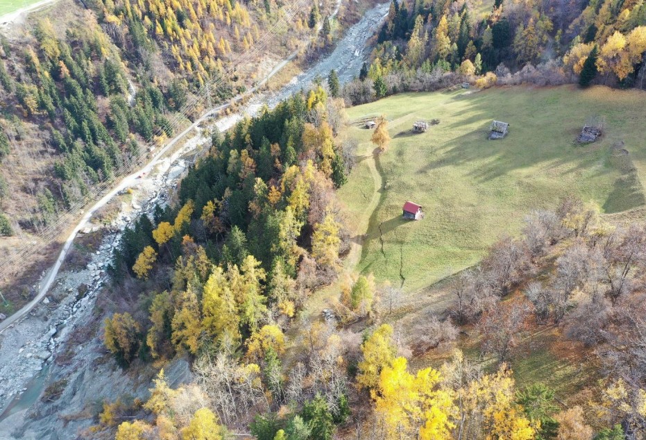 Vista aerea della fenditura nella montagna e del fiume Navizence in Val d'Anniviers.