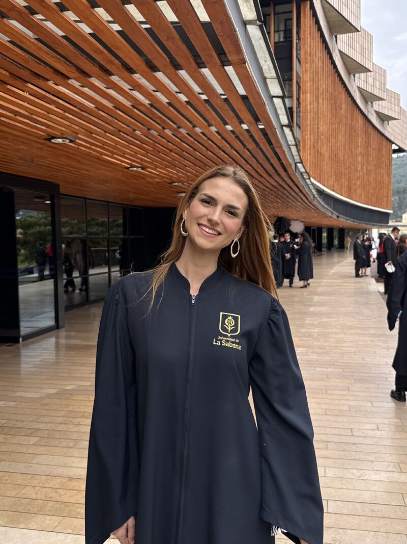 jeune femme devant une université