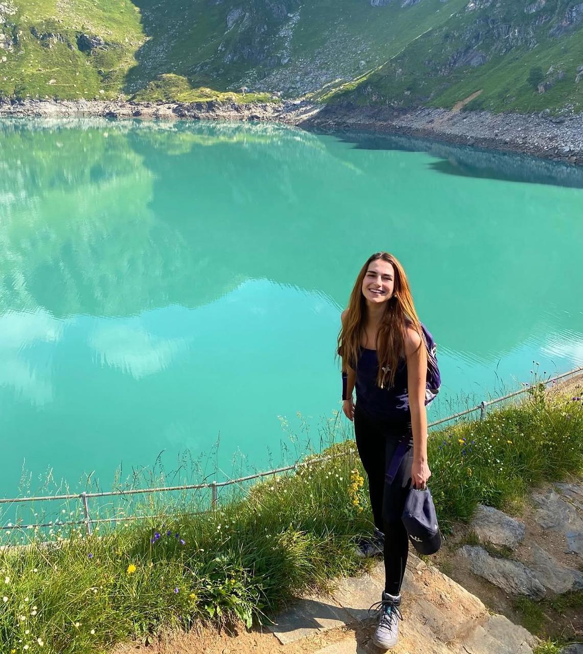 un lac bleu turquoise