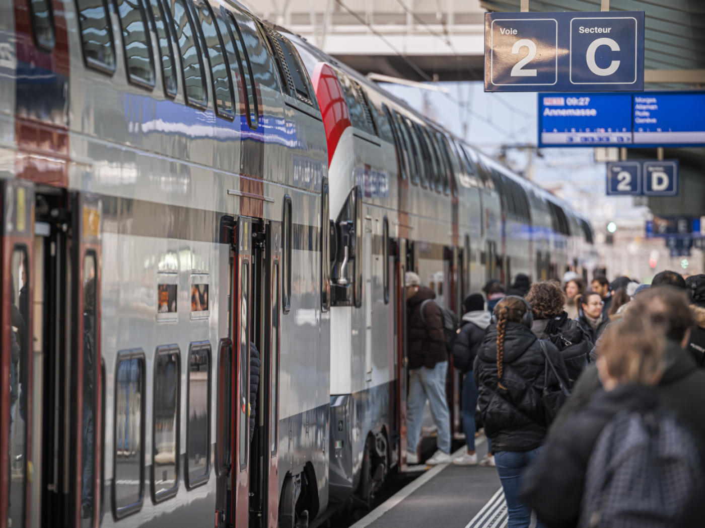 treno a due piani fermo in stazione