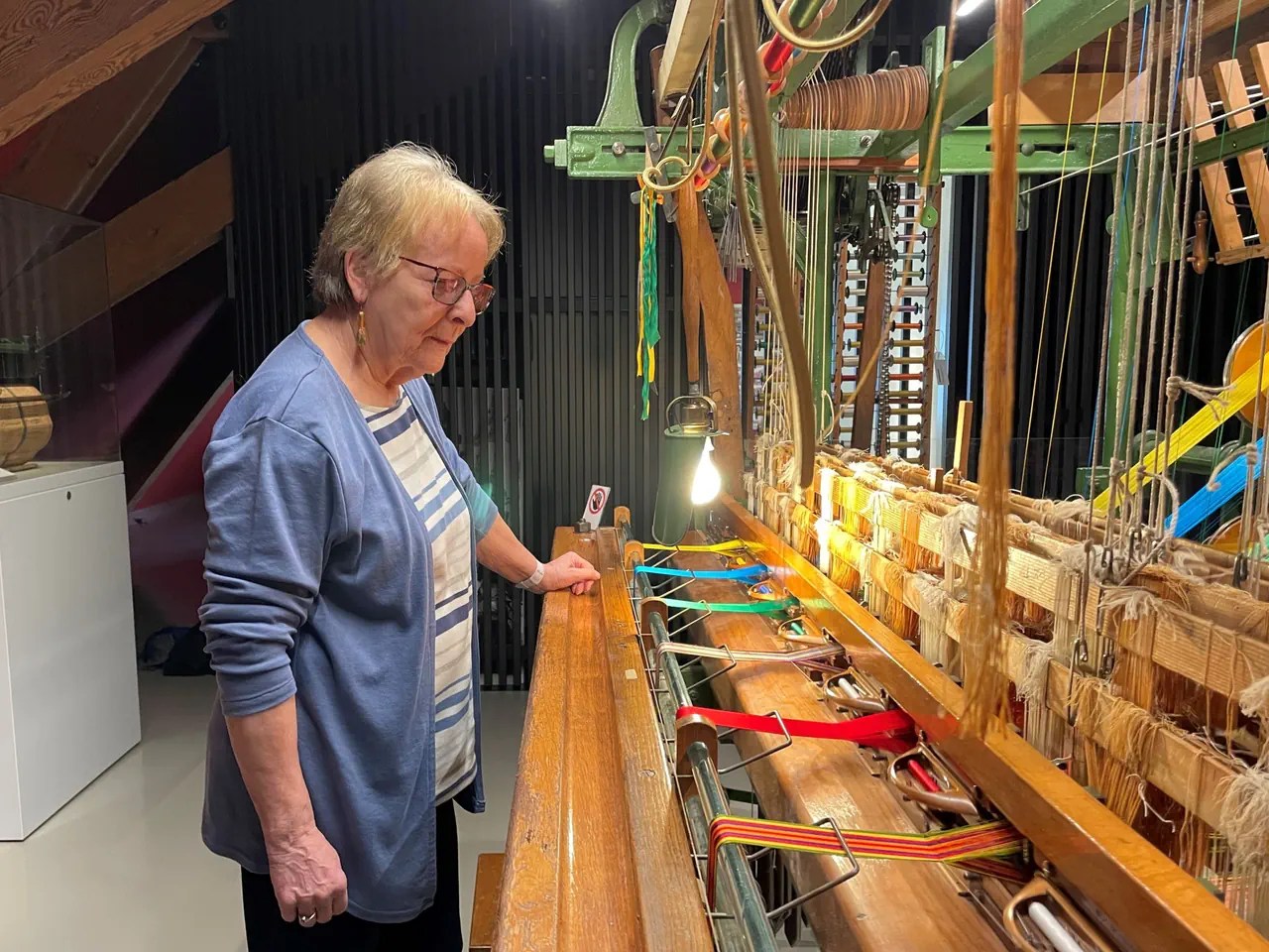 Margrith Mangold a grandi à Oltingen (BL) et se souvient du cliquetis des métiers à tisser dans son village et le quartier.