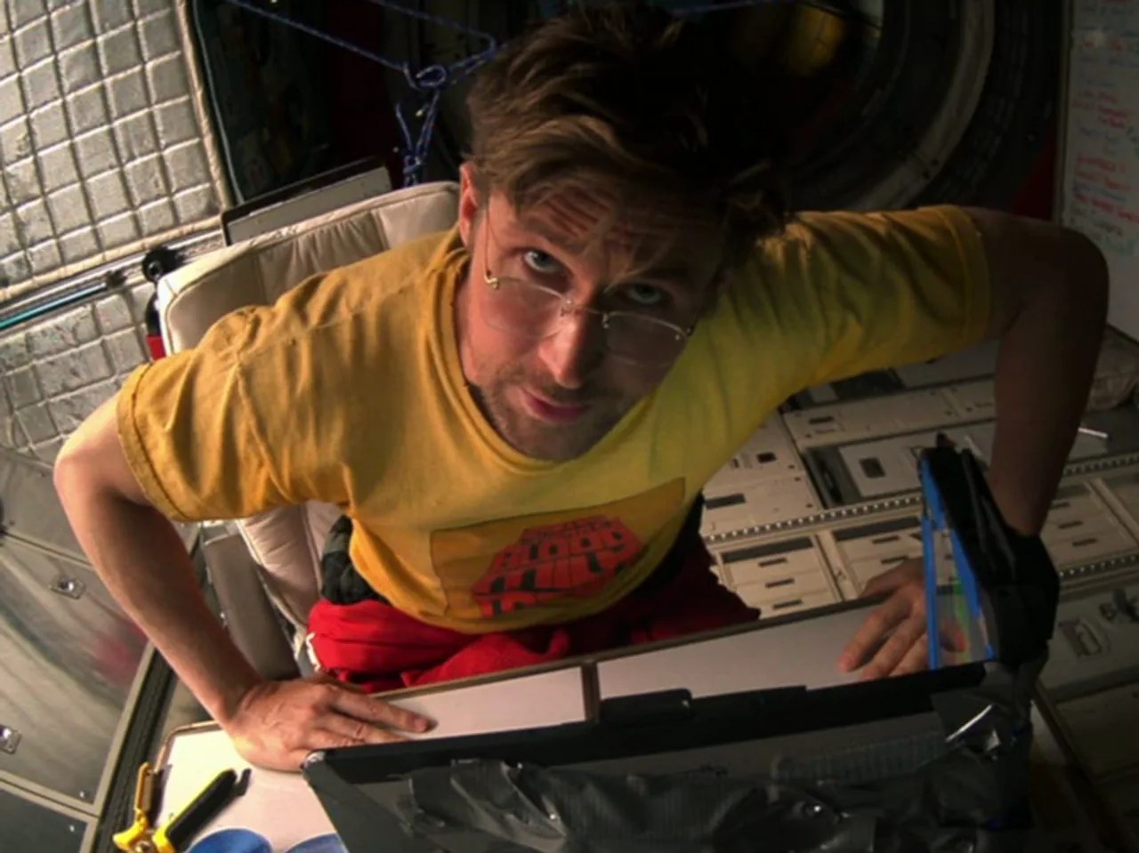 Космический костюм со швейцарским мотивом: команда Райана Гослинга обратилась к Hermanos Gutierrez по электронной почте с просьбой предоставить футболку.