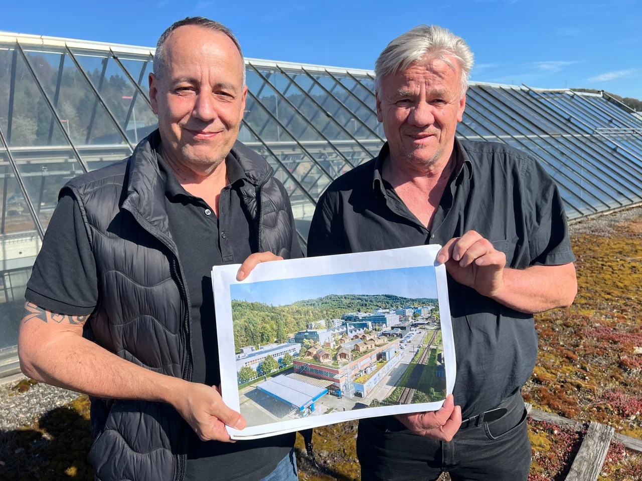 Die Architekten Andreas Zehnder (l.) und Christoph Schoop sind vom Erfolg der Wikkelhäuser überzeugt.