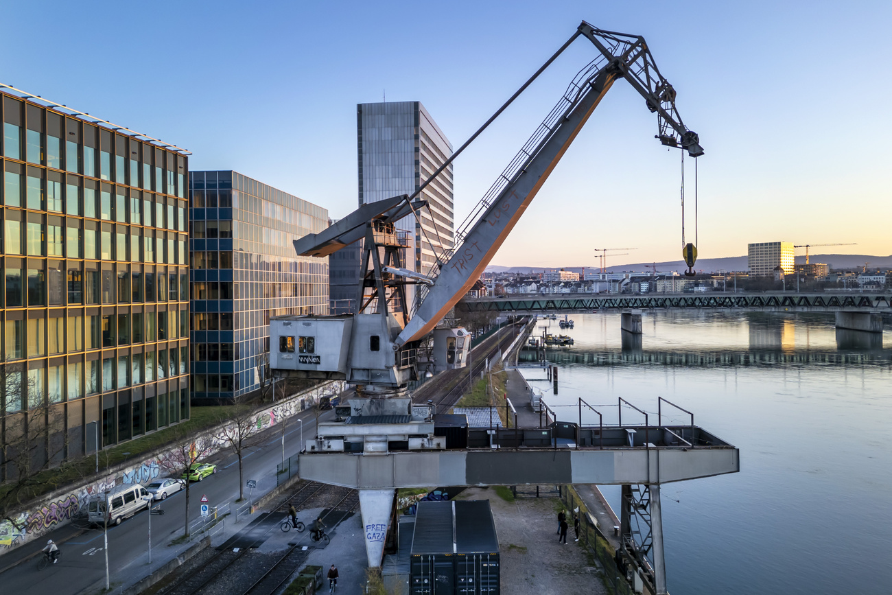 Swiss exports and imports fell in Q1