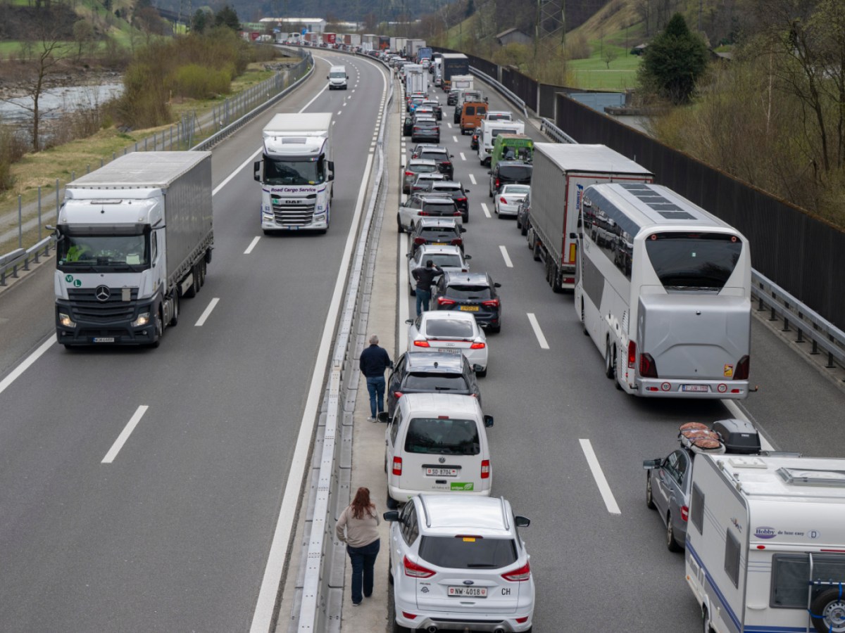 Easter exodus: 20km traffic jam at midday at Gotthard tunnel Easter exodus: 20km traffic jam at midday at Gotthard tunnel