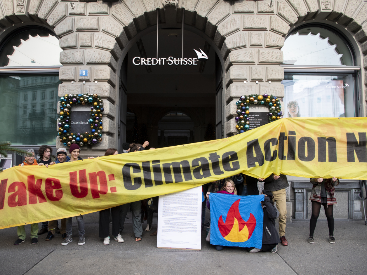 attivisti per il clima davanti a sede di credit suisse a zurigo