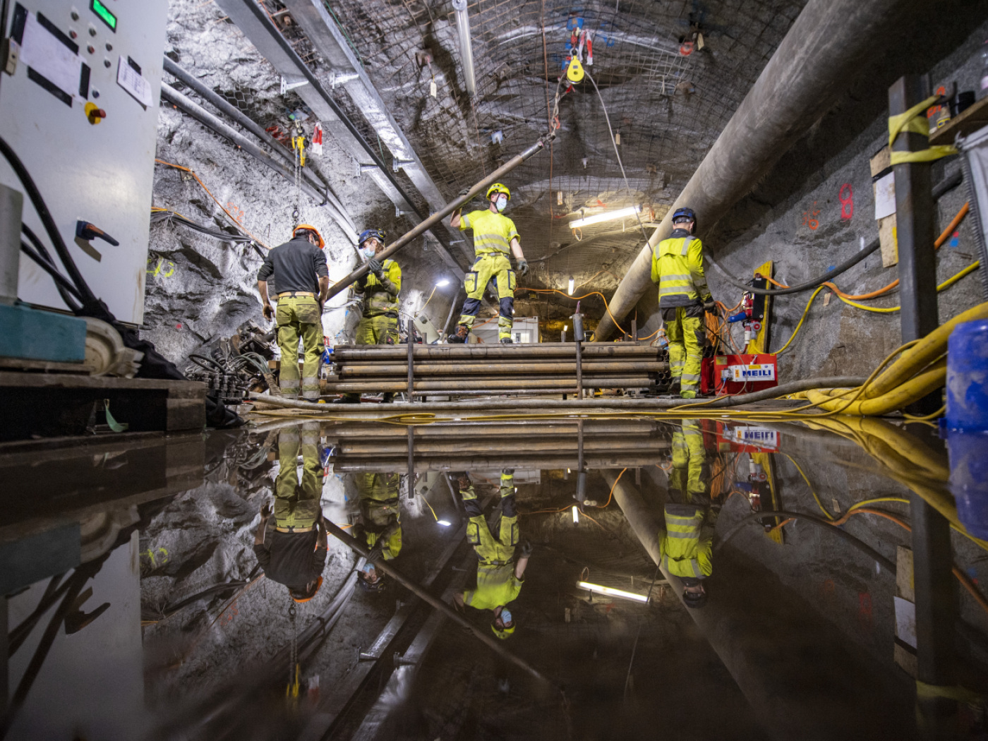 ricercatori al lavoro nel massiccio del gottardo per provocare un sisma
