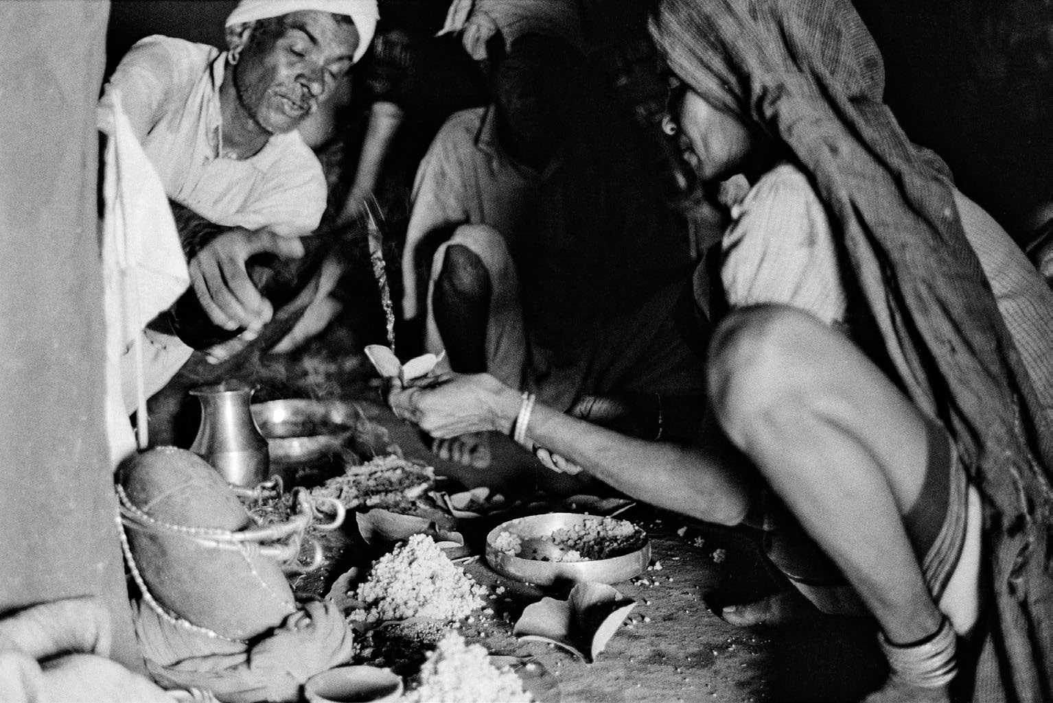Ein Schwarz-Weiß-Foto einer Gruppe von Männern, die auf dem Boden sitzen