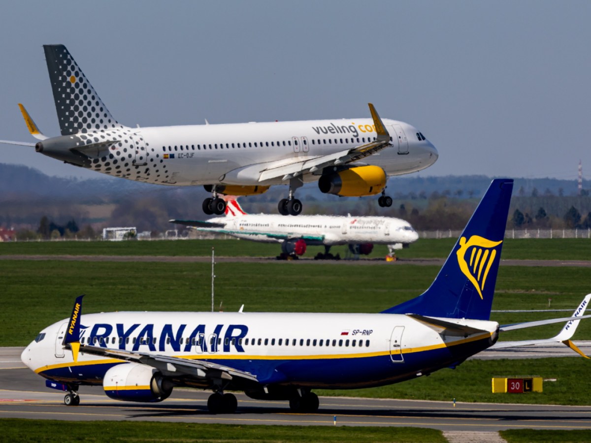 Swiss initiative wants flight tax to fund public transport Swiss initiative wants flight tax to fund public transport