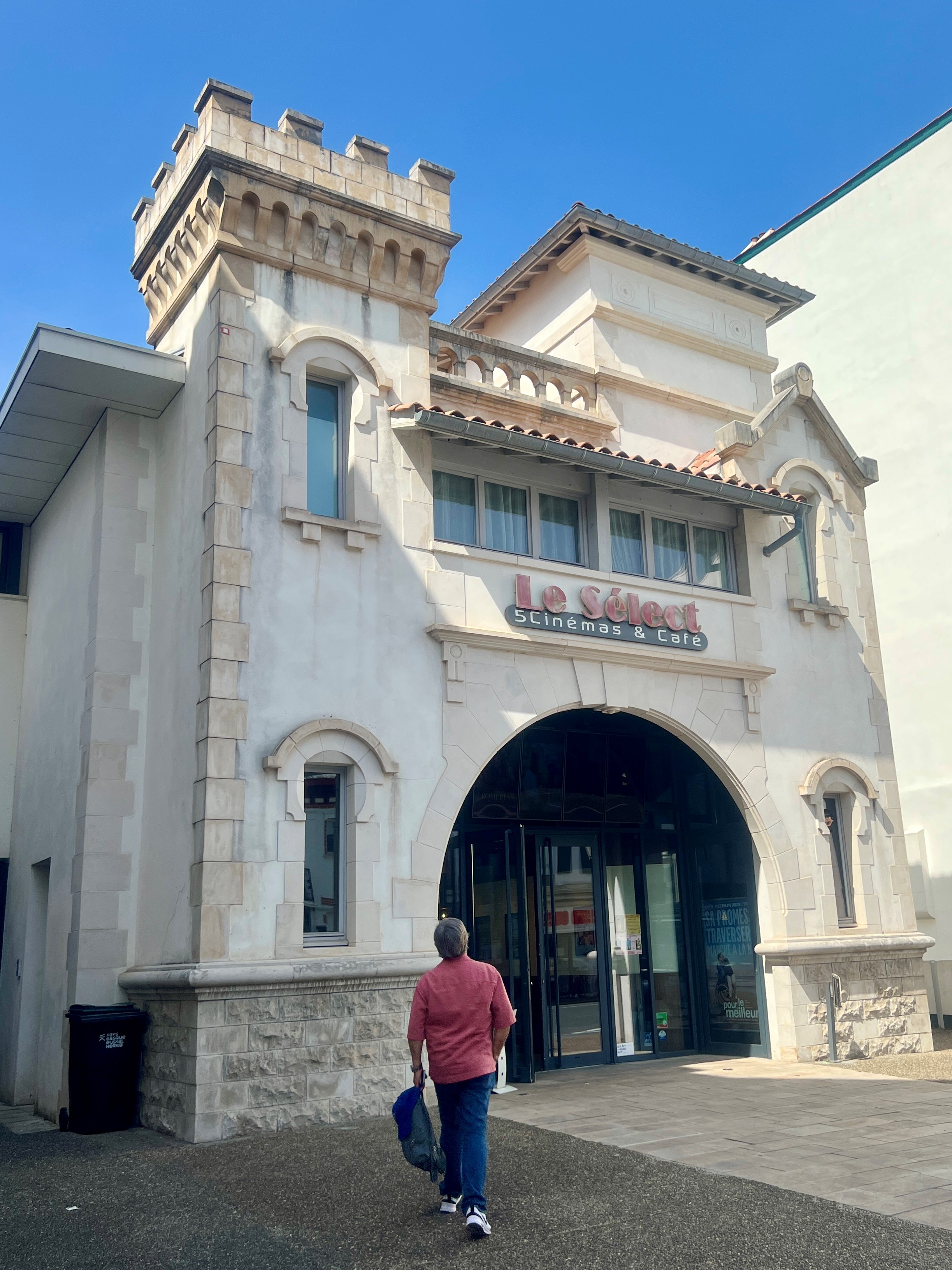 la façade d'un cinéma