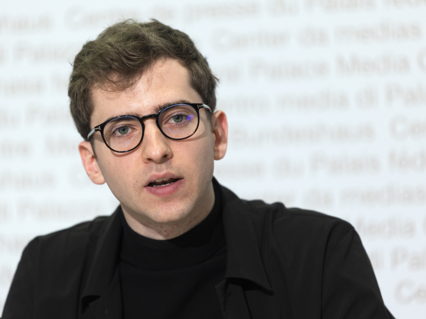 Swiss popular initiative demands limit on federal staff costs Swiss popular initiative demands limit on federal staff costs