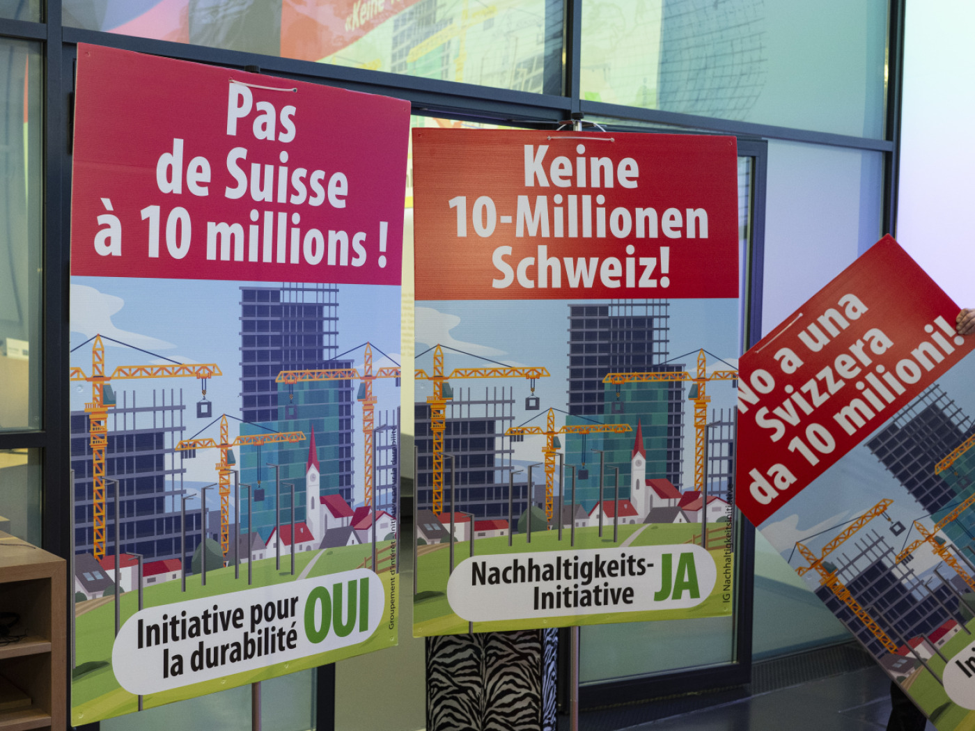 A majority in favour of the "No Switzerland for 10 million" initiative