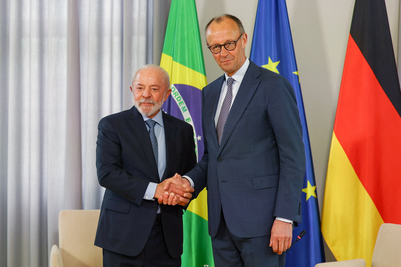 Dois homens dando as mãos