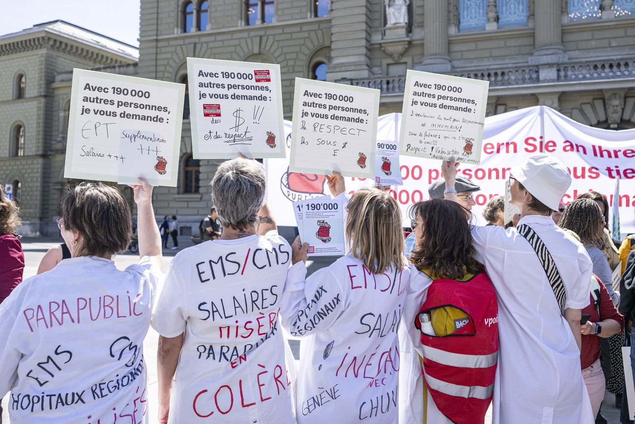 Healthcare workers demonstrate in Bern