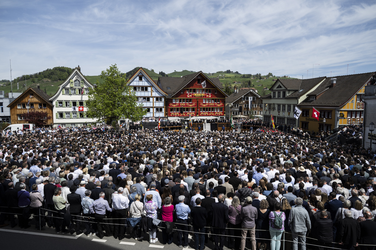 В кантоне Аппенцелль-Внутренний (Appenzell Innerrhoden) прошла ландсгемайнде (Landsgemeinde), традиционный народный законодательный сход под открытым небом, на котором граждане голосуют поднятием руки.