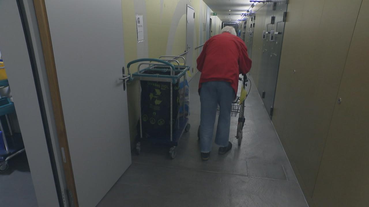 Un anciano en el pasillo de una cárcel