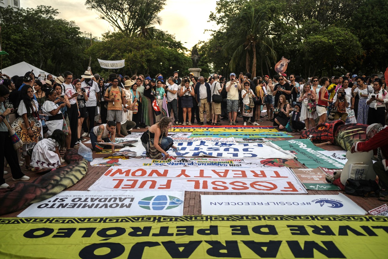 personas que se manifiestan contra los combustibles fósiles