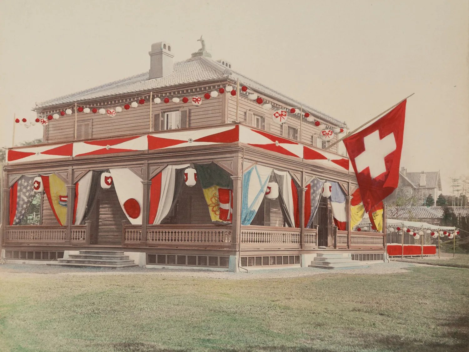 Die Villa Basilea in Yokomama, geschmückt mit Flaggen