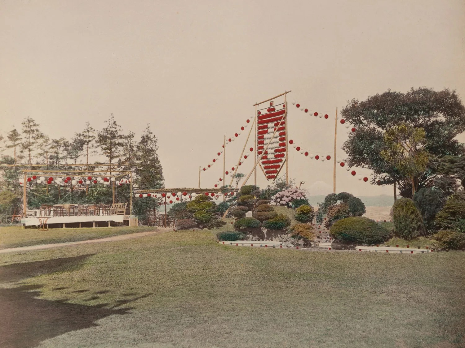 Ein Festplatz, geschmückt mit Flaggen und Lampions