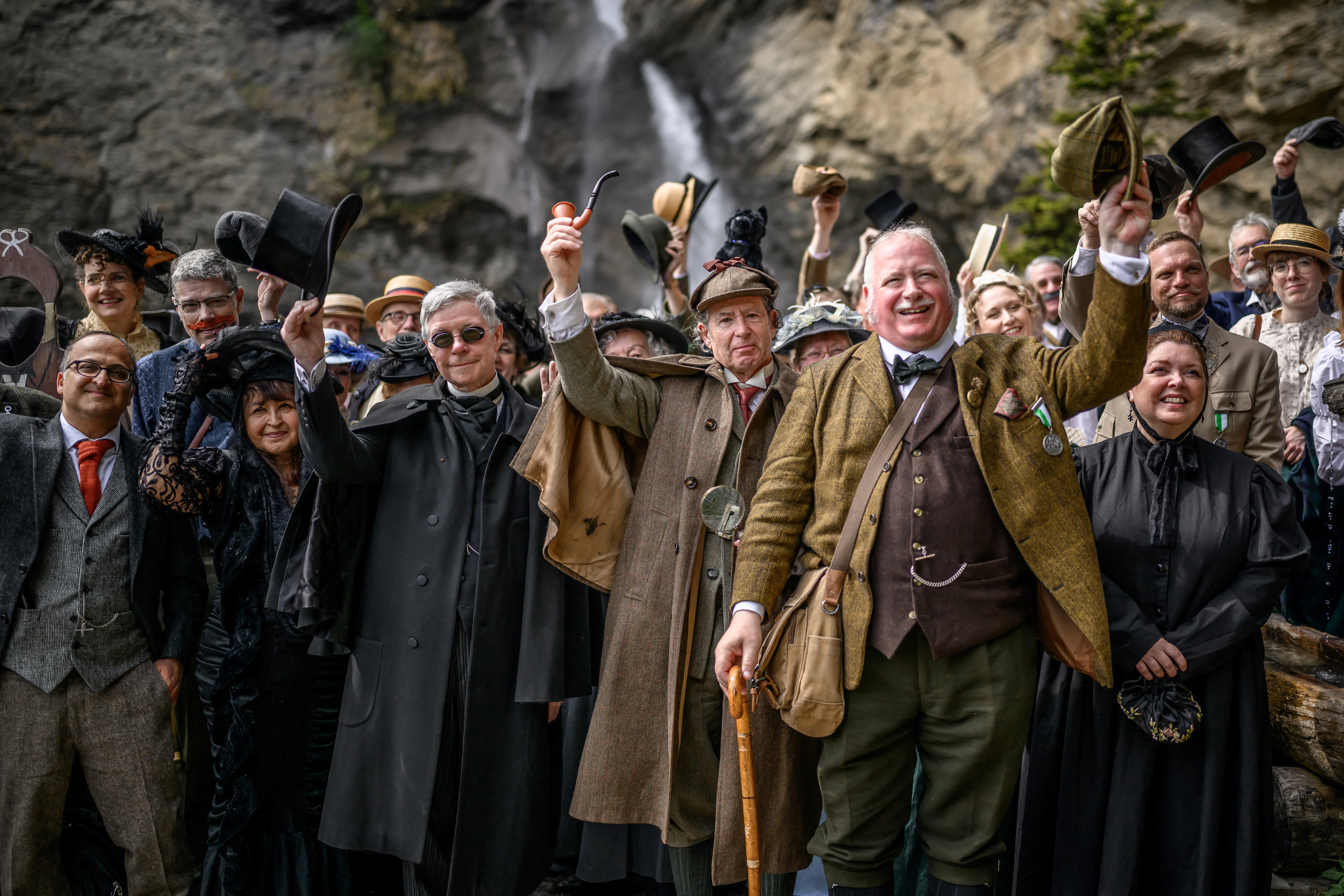 Membri della Sherlock Holmes Society di Londra posano il 3 maggio 2026 presso le cascate di Reichenbach, vicino a Meiringen, nell'Oberland bernese