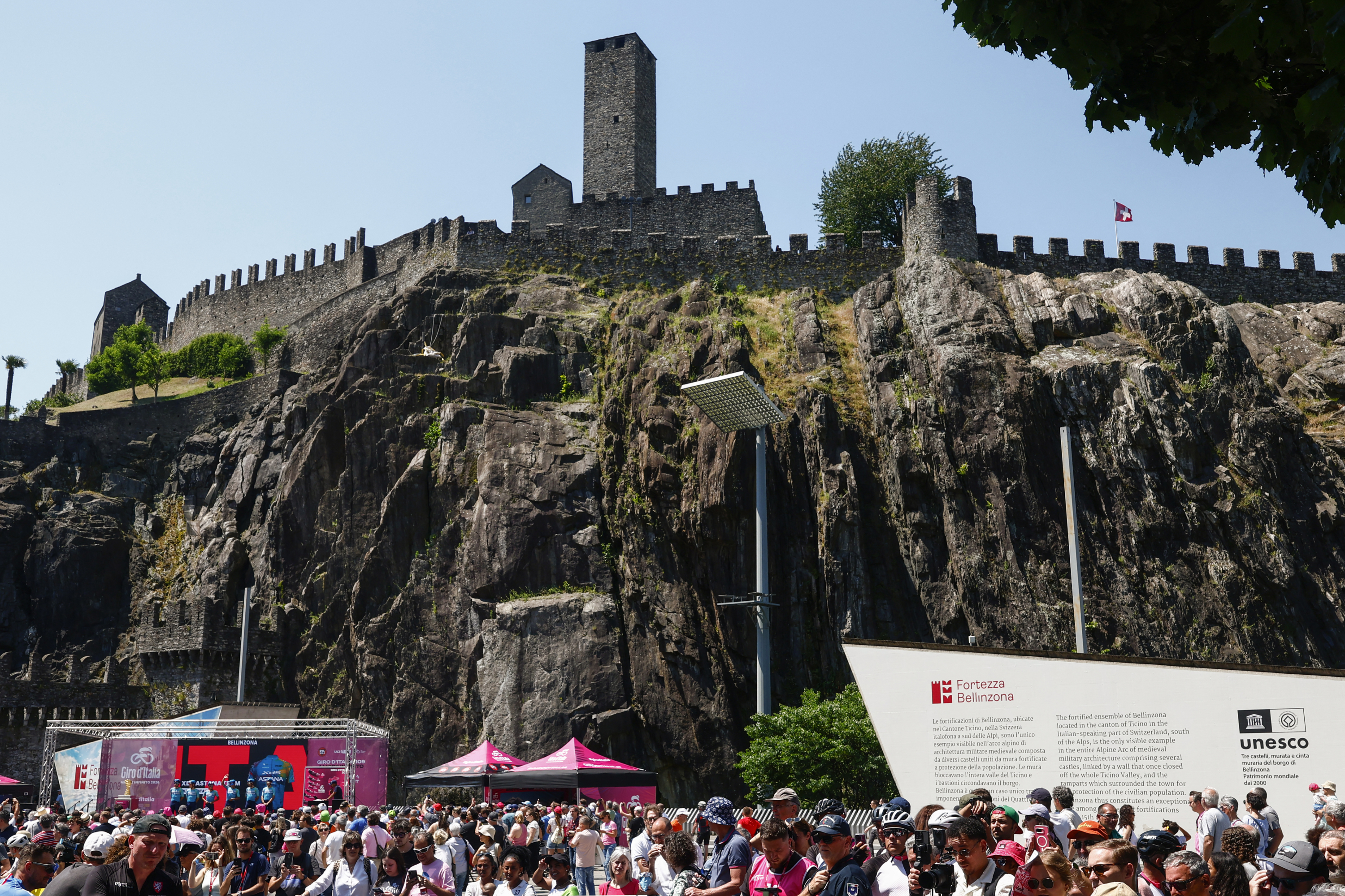 Piazza gremita sotto un castello