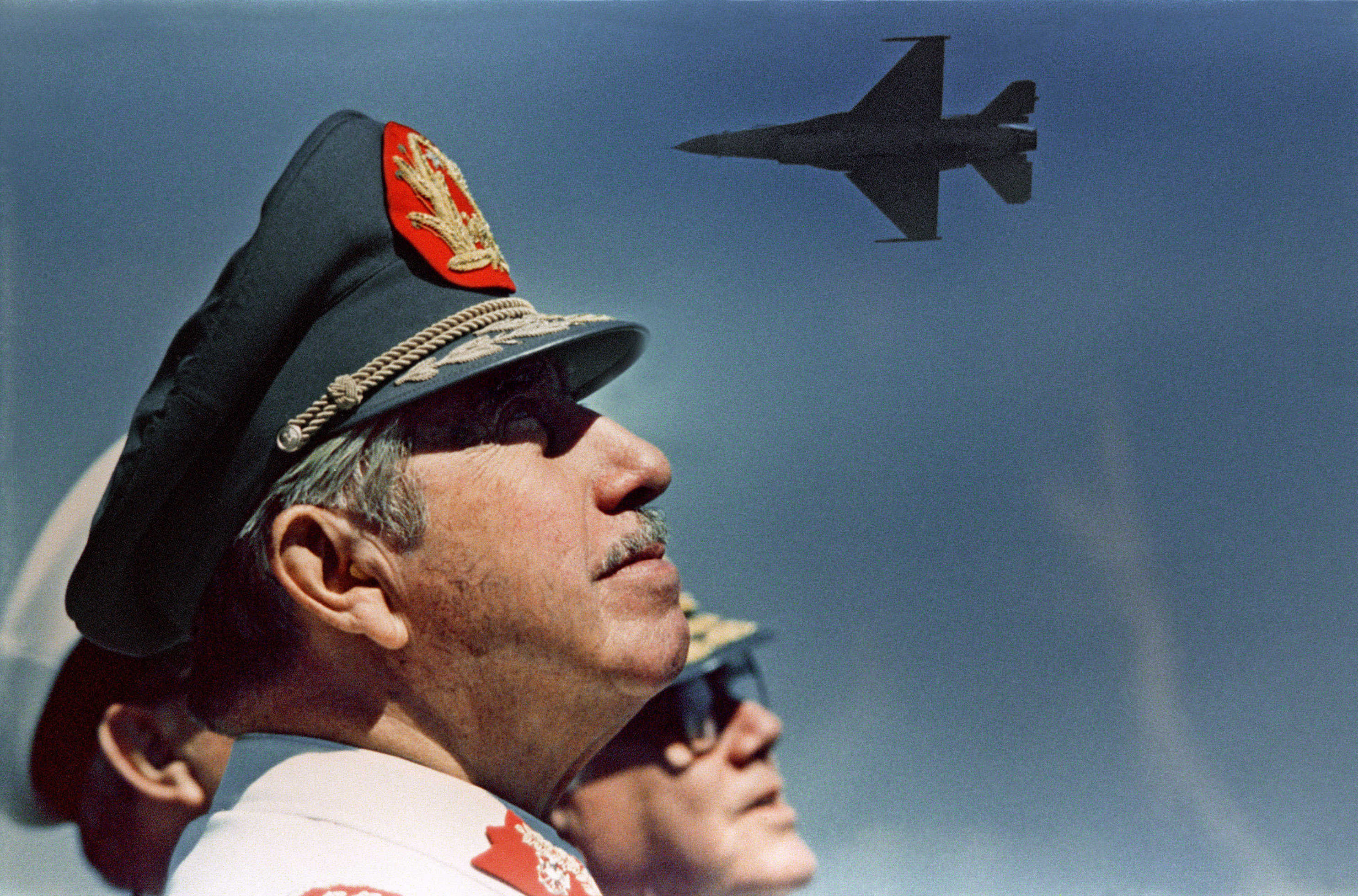 Pinochet lève les yeux.