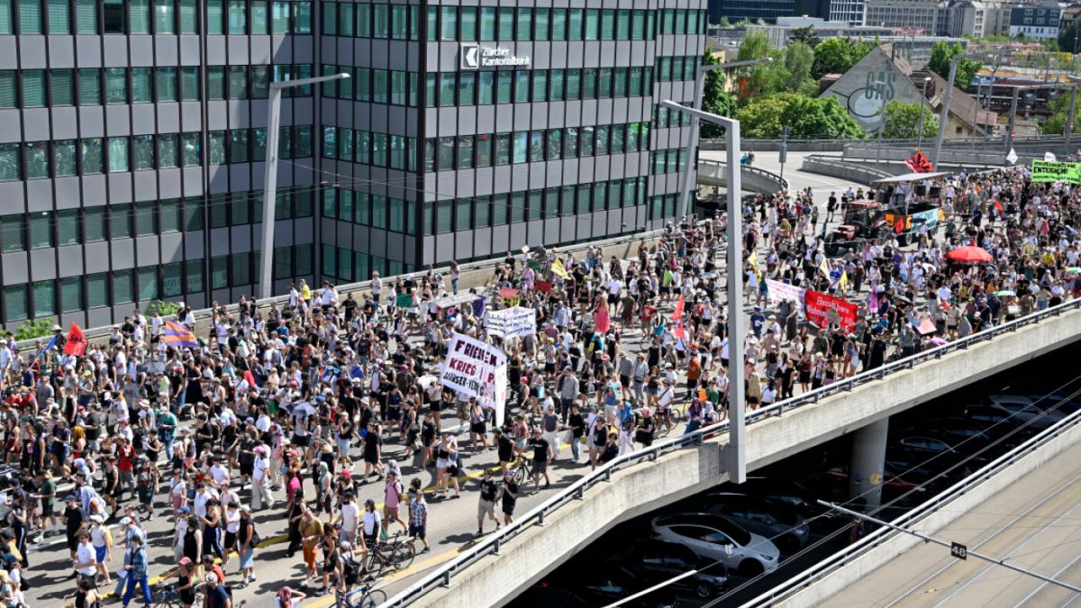 Some 2,500 protest in Zurich against housing situation - SWI 