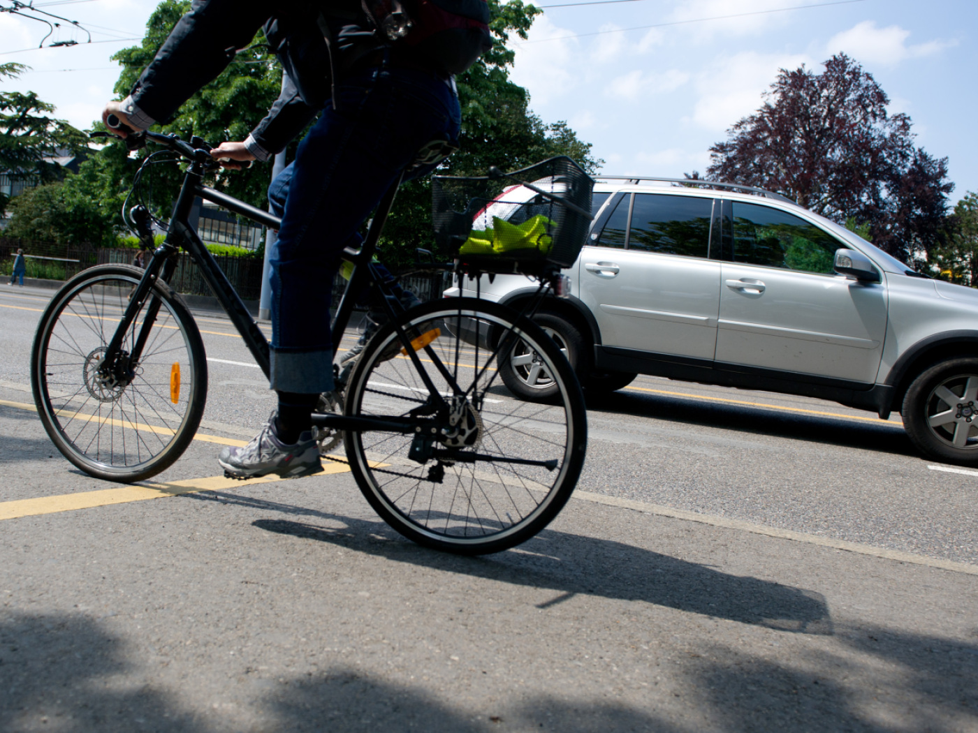 persona in bici su pista ciclabile