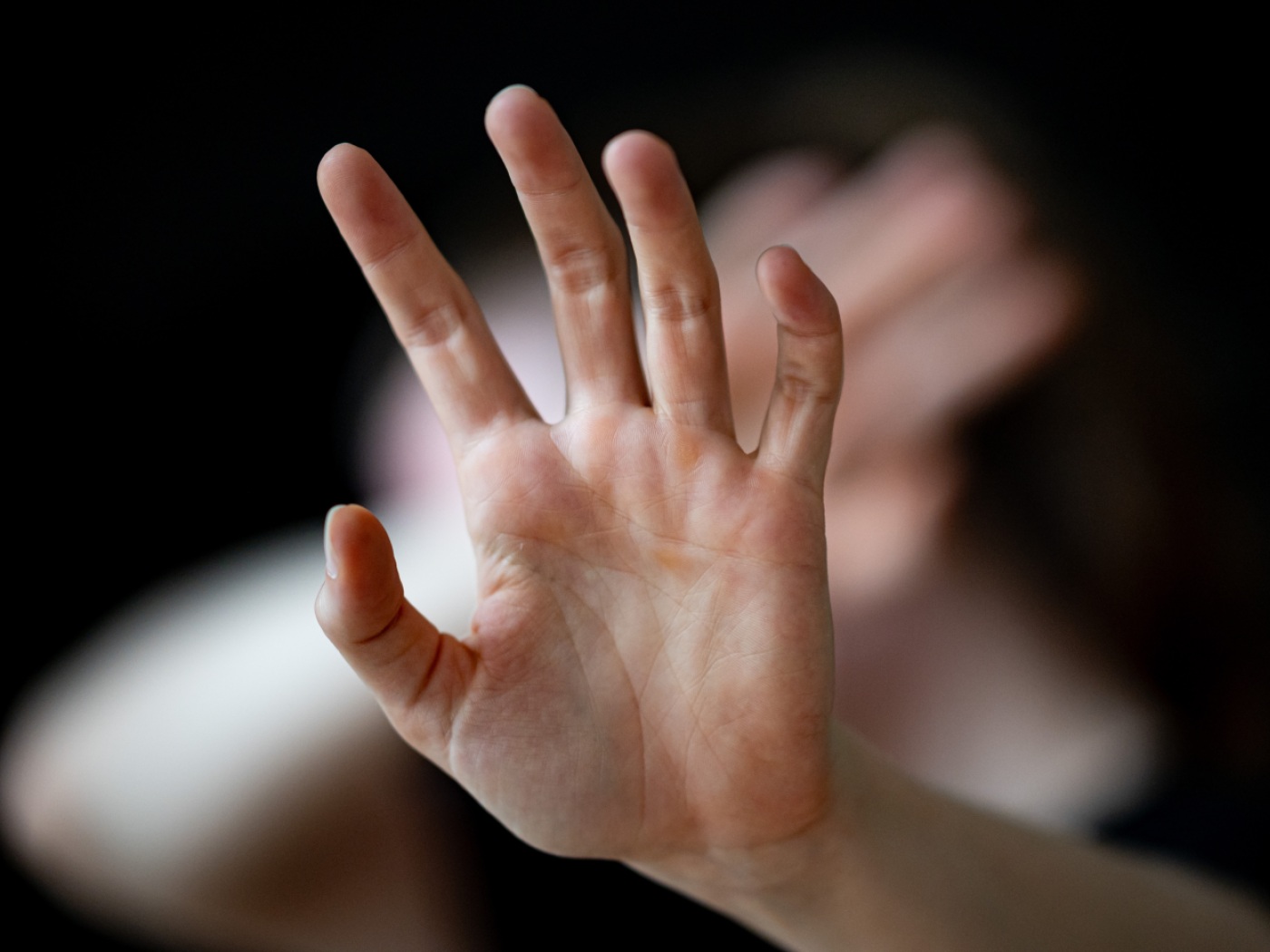 mano in posizione di difesa