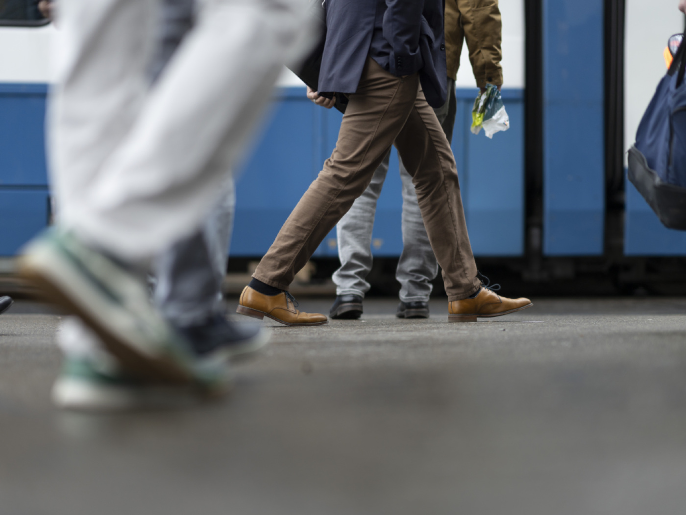 gambe di persone che camminano