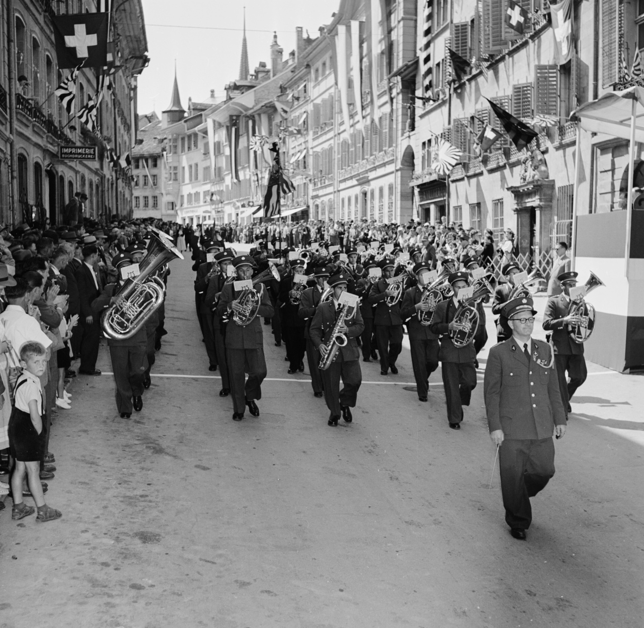 Blasmusik-Formation marschiert durch eine Gasse in der Stadt