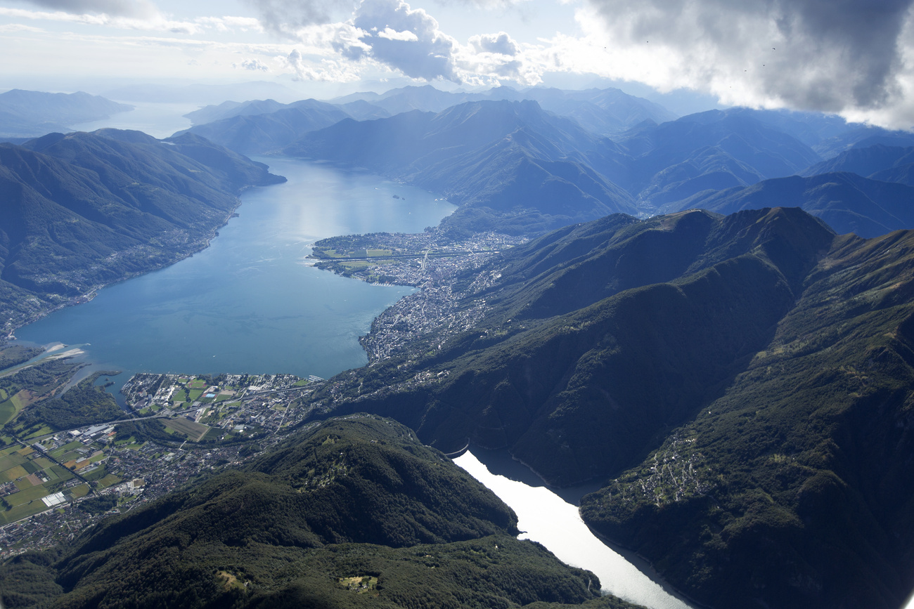 Vista aerea del lago Maggiore.