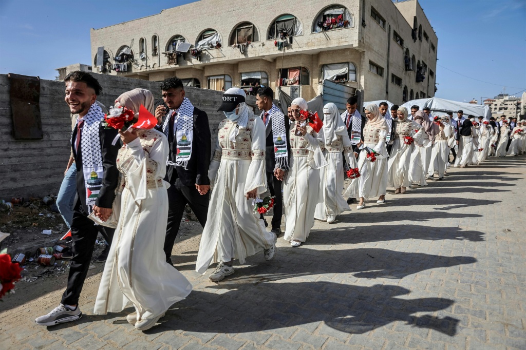 Boda colectiva en una Gaza en ruinas, un festejo para "seguir viviendo" - SWI swissinfo.ch