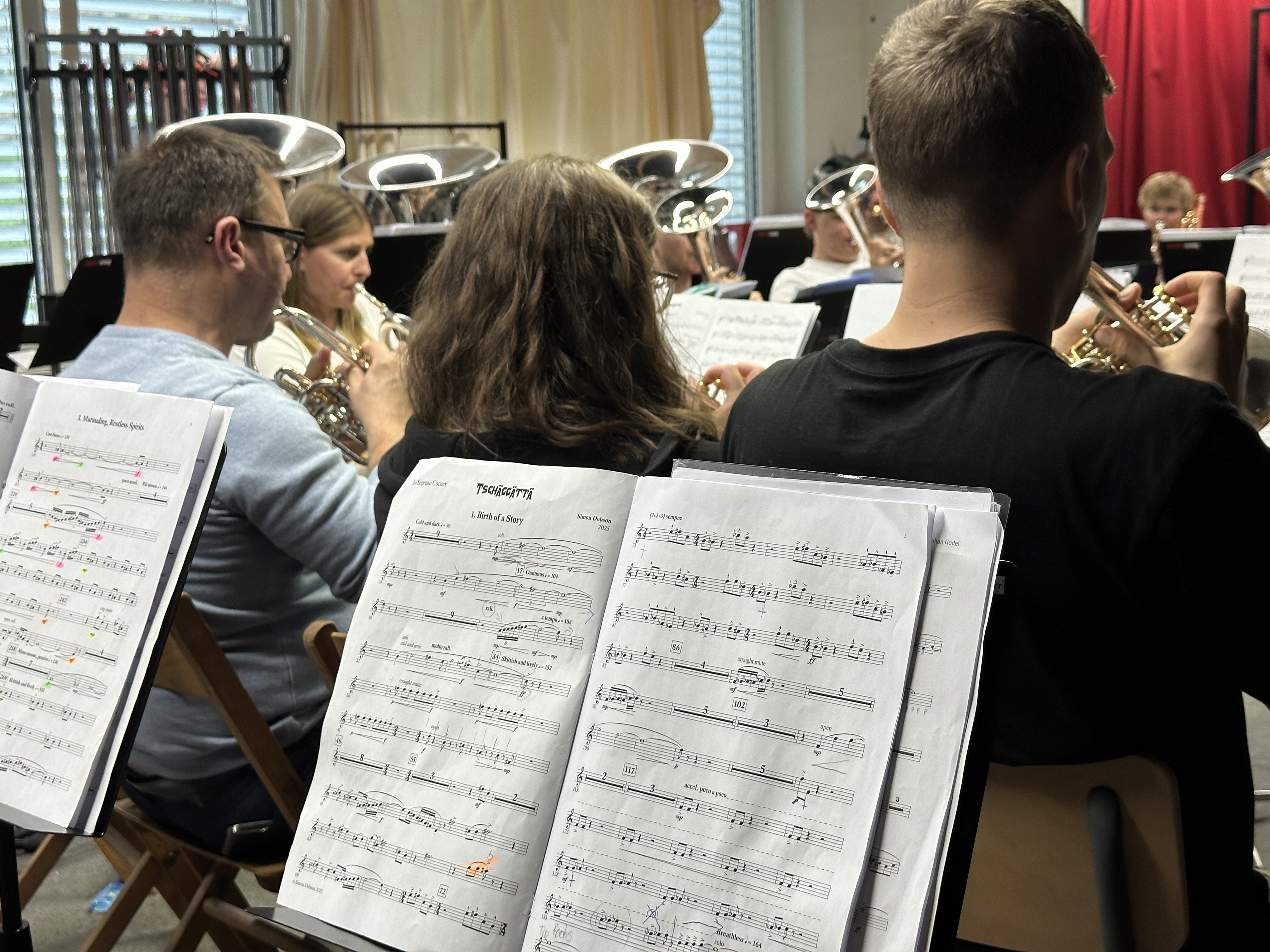 Musicisti suonano un brano musicale