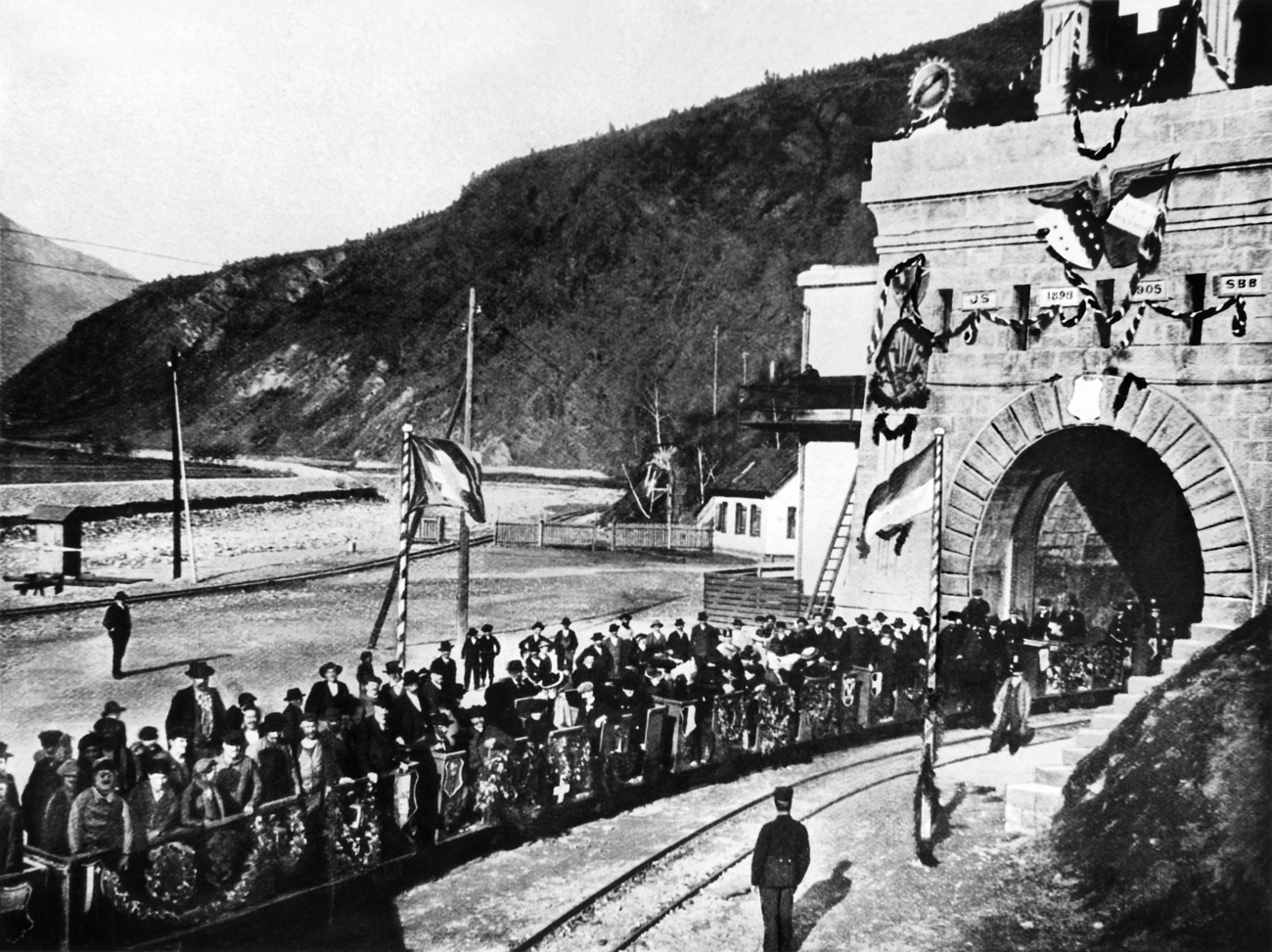 La popolazione di Briga attende l'arrivo del primo treno attraverso la galleria del Sempione il 19 maggio 1906.