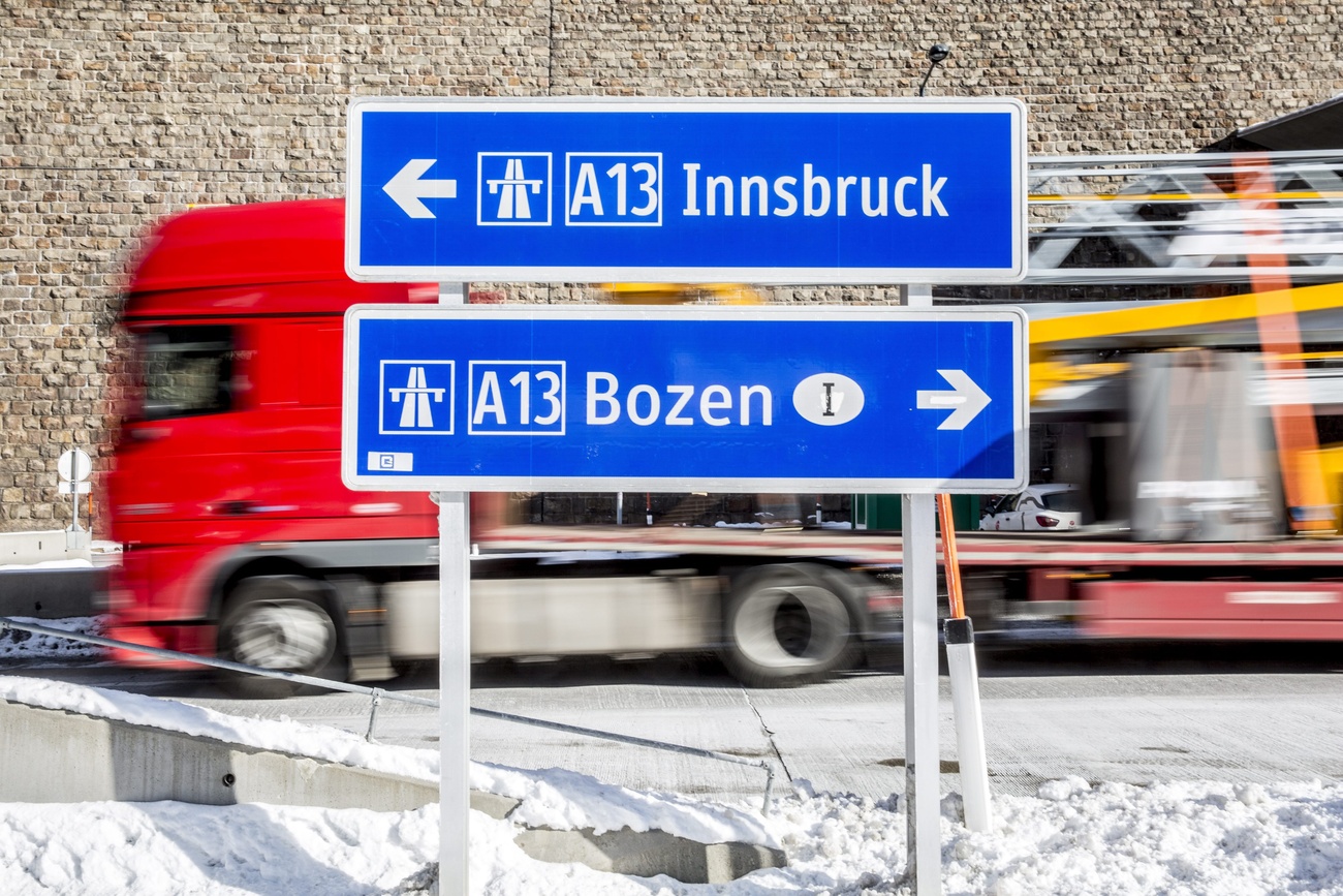 Cartelli stradali in cima al passo del Brennero che indicano Innsbruck e Bolzano.