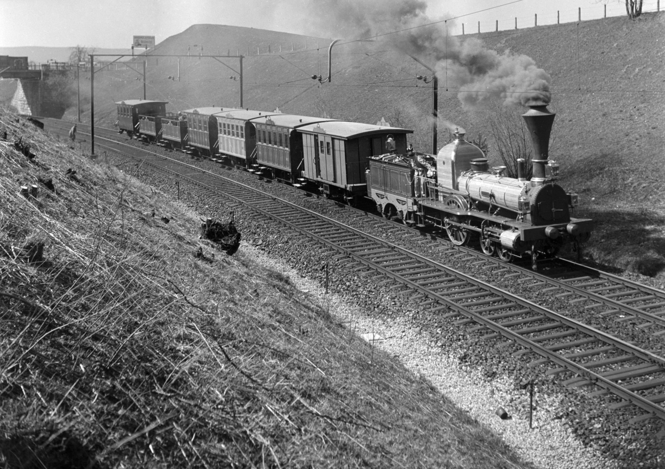 Foto in bianco e nero di un treno d'epoca a vapore.