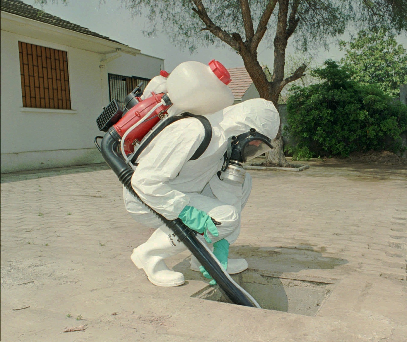 Um funcionário do município fumigando