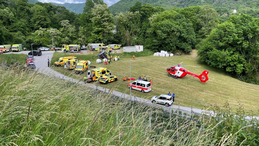 soccorritori su un prato viciono a un bosco