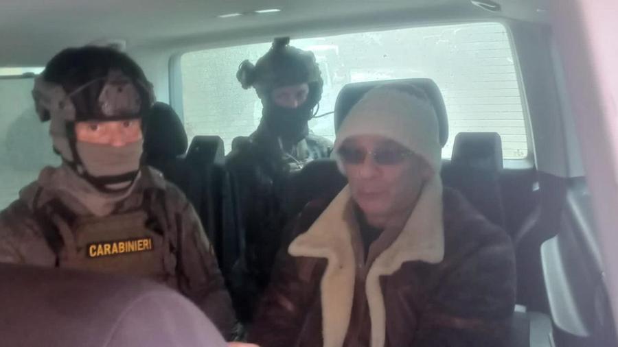 Un uomo con il cappello e un militare.