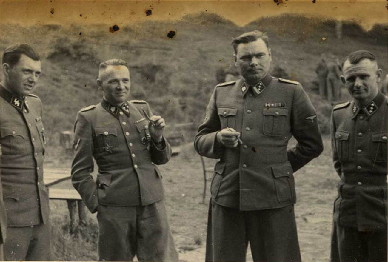 Il medico delle SS Josef Mengele (secondo da sinistra) nell'area del centro ricreativo delle SS Solahütte, vicino ad Auschwitz, in Polonia, nel 1944. La foto lo ritrae insieme ad altri ufficiali delle SS.