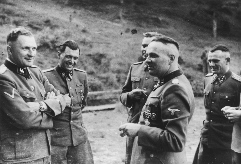Josef Mengele (secondo da sinistra) con altri gerarchi nazisti di alto rango nel 1944.